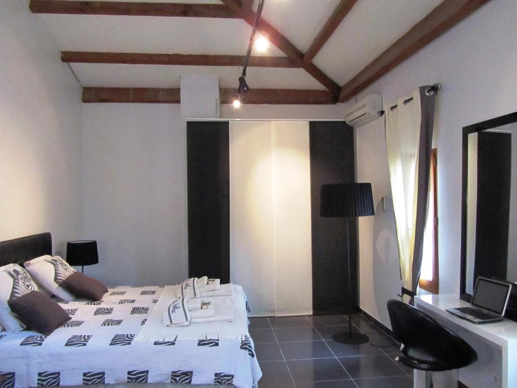 Bed and Breakfast Le Mas Shabanou à Roquefort-les-Pins Extérieur photo